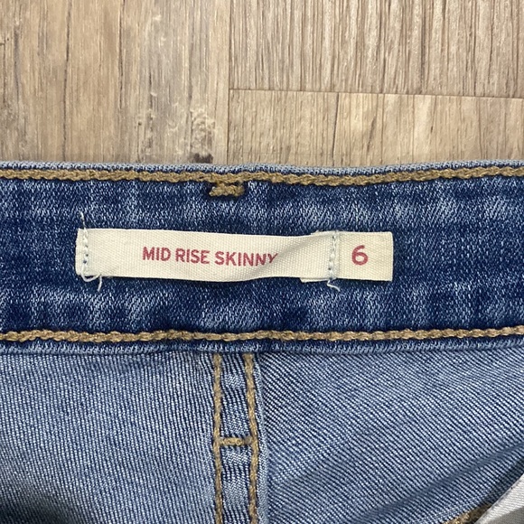 Levi Strauss & Co Mid-Rise Skinny Jean with ruffled bottoms - Picture 3 of 4